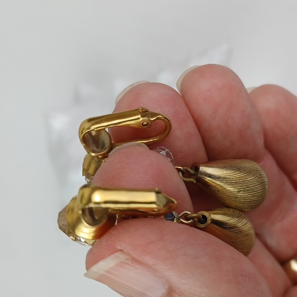 Vintage Style Gold Tone Crystal Like Glamorous Clip-on Earrings - Picture 9 of 10